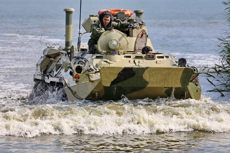 BTR-82A được trang bị pháo 2A72 30 mm cải tiến, hệ thống định vị GLONASS, động cơ mạnh hơn. BTR-82A được nhìn thấy tham chiến tại Syria từ tháng 9/2015.