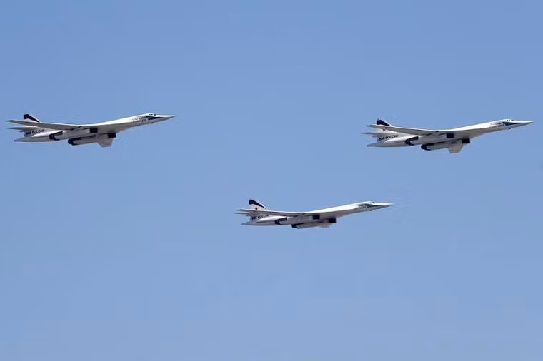 Tháng 11/2015, Nga tăng tần suất các đợt không kích với sự tham gia của máy bay ném bom chiến lược Tu-160 cất cánh từ phía nam. Những chiếc Tu-160 không kích các mục tiêu của IS bằng bom KAB-500 và tên lửa hành trình X-101.