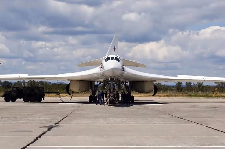 Tu-160 là máy bay chiến đấu lớn nhất thế giới, nó có thể bay quãng đường tới 14.000 km mà không cần tiếp nhiên liệu. Hai khoang vũ khí bên trong thân có thể mang theo tới 40 tấn vũ khí. Tu-160 là nòng cốt trong bộ ba răn đe hạt nhân của Nga hiện tại và tương lai.