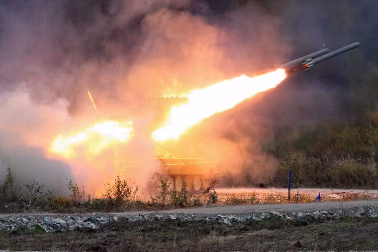 TOS-1A có tầm bắn khoảng 6 km, việc phóng 30 đạn chỉ mất 15 giây. Hệ thống được lắp trên khung gầm xe tăng T-72 với khả năng cơ động cao. Ê kíp vận hành gồm 3 người.