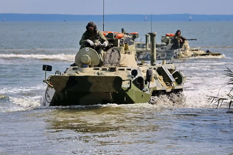 Xe thiết giáp lội nước BTR-82A là một vũ khí khác của Nga làm thay đổi cục diện chiến trường Syria. Đây là phiên bản hiện đại nhất trong gia đình xe thiết giáp BTR-80. Phiên bản mới được trang bị giáp cải tiến với khả năng chống chịu tốt hơn, thiết bị nhìn đêm mới.