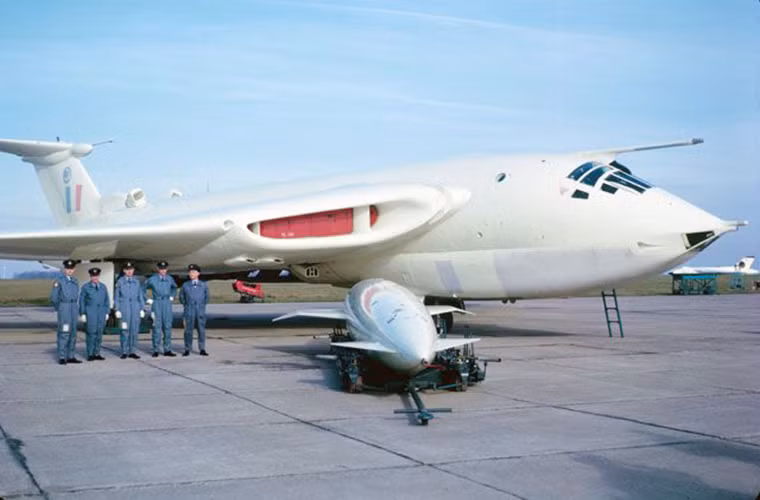 Cơ bản HP.80 Victor hoàn toàn không nổi trội như các dòng máy bay ném bom chiến lược tầm xa của Mỹ hay Liên Xô trong Chiến tranh Lạnh, tuy nhiên nó lại tạo tiền đề cho sự phát triển của các dòng máy bay ném bom hiện đại sau nay. Trong ảnh là một chiếc HP.80 Victor với mẫu vũ khí hạt nhân có Blue Steel của Không quân Anh.