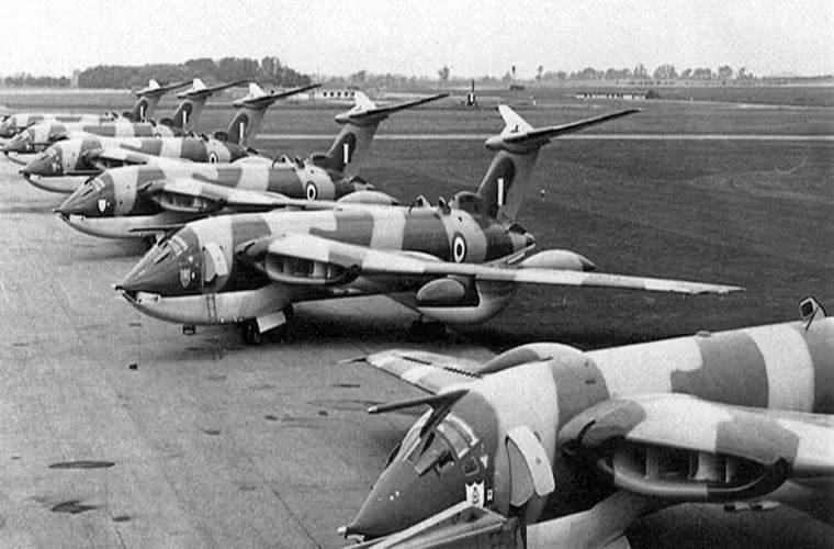 Phần mũi của HP.80 Victor cũng có hình dáng khá đặc biệt khiến nó giống như một phi thuyền không gian hơn là một máy bay ném bom chiến lược với cửa sổ buồng lái là những ô nhỏ. Thiết kế này cũng khiến không gian bên trong khoang lái của HP.80 Victor bị thu hẹp, hệ thống radar của máy bay được đặt phía dưới khoang lái nằm cạnh hệ thống bánh đáp phía trước.