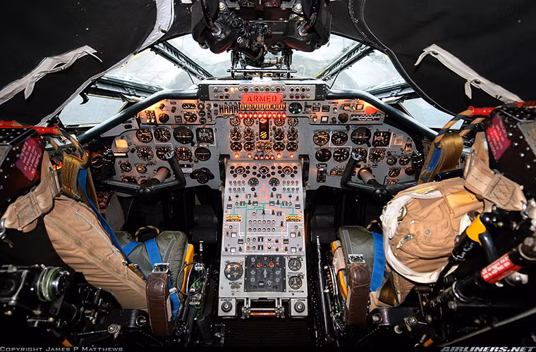 Dù có thiết kế phá cách, nhưng để vận hành HP.80 Victor vẫn phải cần tới phi hành đoàn gồm 5 người với 2 phi công, một hoa tiêu, một sĩ quan tác chiến điện tử và một sĩ quan radar. Và chỉ có duy nhất vị trí của phi công mới được trang bị ghế phóng khẩn cấp còn khoang còn lại chỉ được trang bị hệ thống phòng vệ tạm thời khi máy bay gặp sự cố. Trong ảnh là bên trong buồng lái của HP.80 Victor.