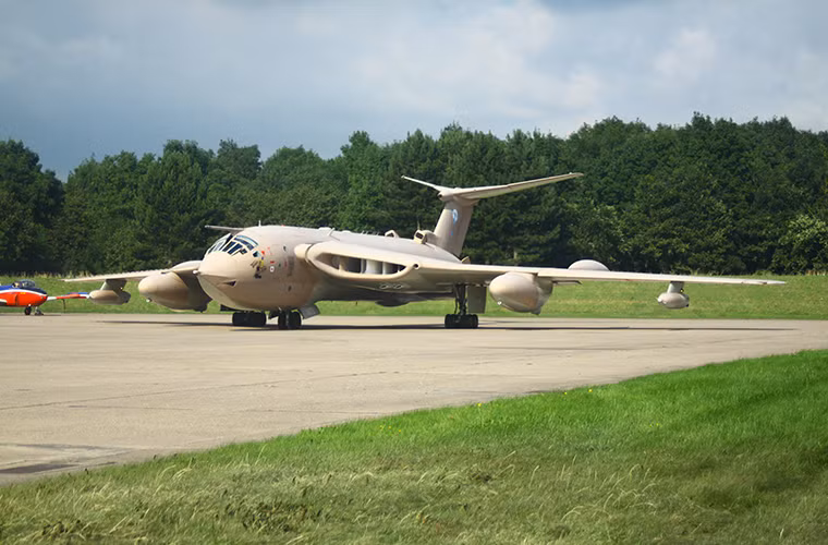 Tuy nhiên chính vì thiết kế này mà cụm hệ thộng động cơ của HP.80 Victor được bố trí sát phần thân máy bay với cửa hút không khí vô cùng quái dị.