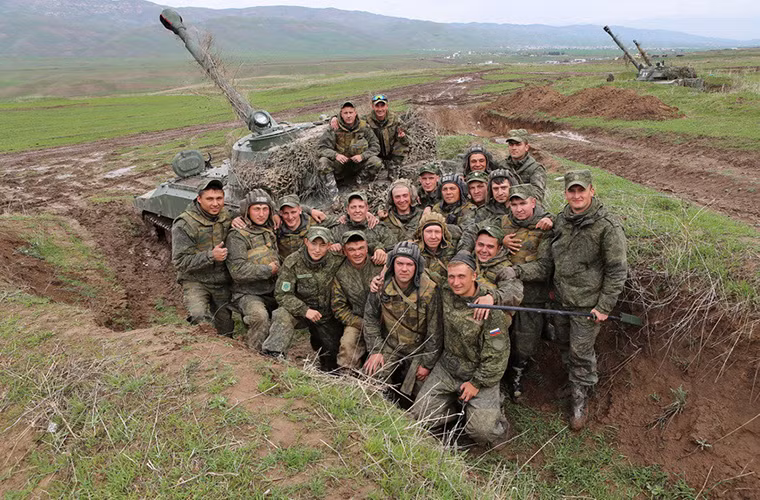 Các binh sĩ pháo binh Nga chụp ảnh lưu niệm sau khi kết thúc đợt diễn tập.