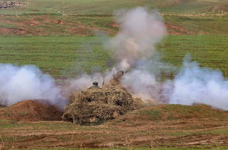 Khoảng khắc 2S1 Gvozdika khai hỏa về phía ngọn đồi mục tiêu giả định. Nguồn ảnh: Arms-Expo