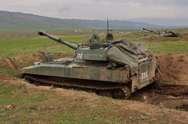 Trên thực tế 2S1 Gvozdika được phát triển dựa trên sự kế hợp giữa lựu pháo 2A18 122mm và khung gầm bánh xích MT-LB. Nó có trọng lượng tối đa 16 tấn và cần tới tổ đội pháo bốn người. Nguồn ảnh: Arms-Expo