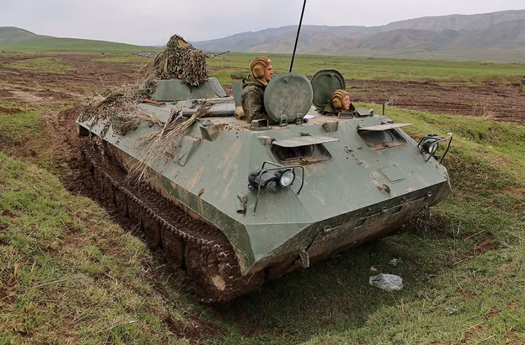 Một chiếc MT-LB với nhiệm vụ trinh sát trên trận địa pháo 2S1 Gvozdika. Nguồn ảnh: Arms-Expo