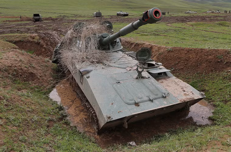 2S1 Gvozdika có tầm bắn hiệu quả hơn 15km và có thể lên 22km với đạn tăng tầm, nó có tốc độ bắn thông thường từ 1-2 viên/phút hoặc 5-6 viên/phút với tốc độ bắn tối đa. Nguồn ảnh: Arms-Expo