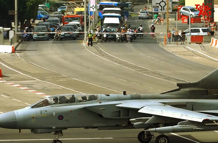 Không quân Hoàng gia Anh hay không quân các nước NATO chỉ sử dụng Gibraltar như một trạm dừng trung chuyển ở Địa Trung Hải hoặc sử dụng như một căn cứ tạm trú. Do đó căn cứ không quân này được xây dựng song song với sân bay dân sự Gibraltar trên cùng một vị trí, với nhà chứa máy bay và đường băng quân sự nằm ở phía Nam và đường băng dành cho máy bay dân sự cùng nhà ga dành cho hành khách nằm ở phía bắc.