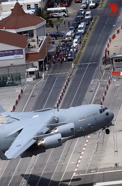 Trong ảnh là một chiếc máy bay vận tải quân sự C-17 của Không quân Hoàng gia Anh hạ cánh xuống căn cứ không quân Gibraltar.