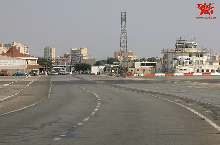 Căn cứ không quân Gibraltar được Quân đội Hoàng gia Anh đưa vào hoạt động từ năm 1942 và nó đóng vai trò khá quan trọng trong các chiến dịch quân sự của quân Đồng minh tại Bắc Phi trong Chiến tranh Thế giới thứ II.
