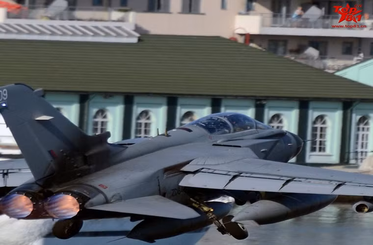 Hiện nay không chỉ Không quân Hoàng gia Anh mà không quân của nhiều nước trong khối quân sự NATO cũng sử dụng Gibraltar cho các mục đích quân sự chung của khối quân sự này tại Địa Trung Hải.