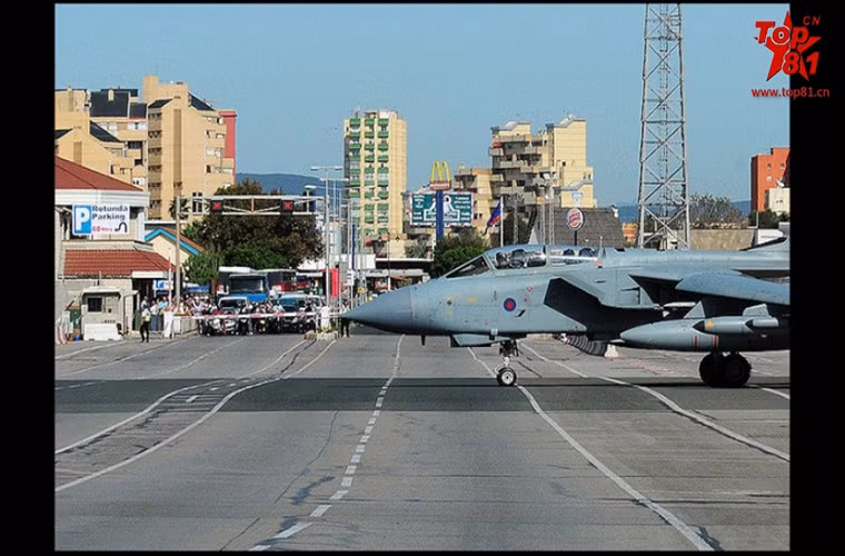 Do hoạt động liên tục với nhiều mục đích khác nhau nên chất lượng các đường băng quân sự tại Gibraltar xuống cấp khá tệ. Chính điều này cũng là một nguyên nhân khiến Không quân Hoàng gia Anh hạn chế các hoạt động quân sự tại Gibraltar.