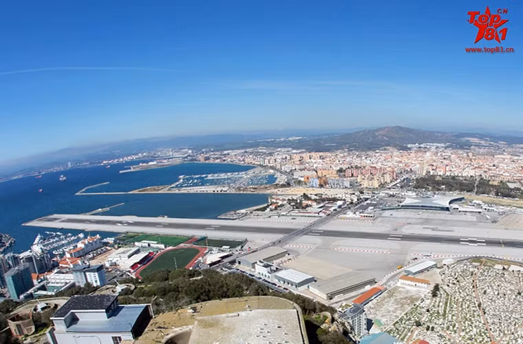 Toàn cảnh cụm sân bay Gibraltar nhìn từ trên cao với hai phân khu được chia ra rõ rệt.