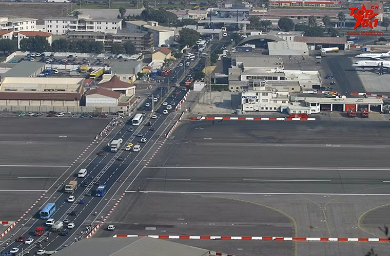 Cận cảnh đường băng của căn cứ Gibraltar nhìn từ trên cao khi căn cứ không hoạt động.