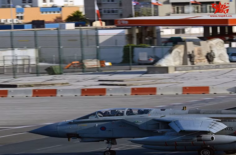 Trong ảnh là tiêm kích đánh chặn Panavia Tornado của Không quân Hoàng gia Anh trong một đợt tạm trú tại căn cứ không quân Gibraltar.