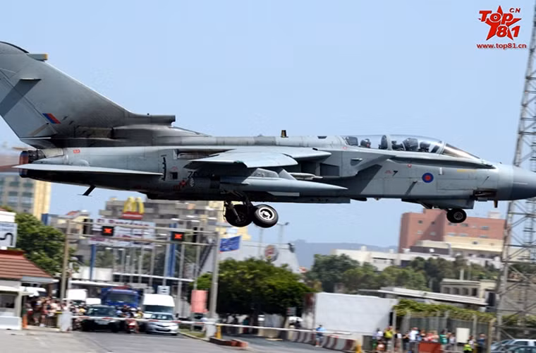 Dĩ nhiên điều này cũng khiến sân bay tại Gibraltar trở thành một trong những sân bay nguy hiểm nhất thế giới, cùng với đó là thời tiết luôn có thể thay đổi và địa hình phức tạp tại bán đảo Iberia đều có thể ảnh hưởng đến việc hạ cánh.