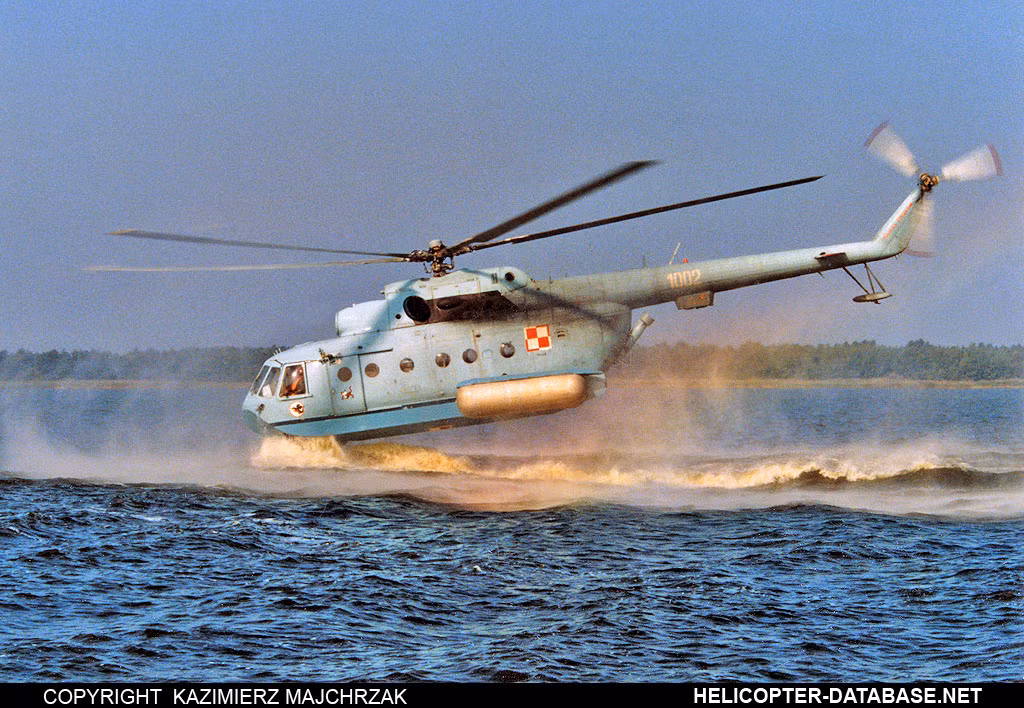 Do có khả năng hoạt động như thủy phi cơ nên Mi-14 được thiết kế cả khoang chứa vũ khí chống thấm nước mang theo 1-8 ngư lôi có khả năng hoạt động ở độ sâu và có gắn radar dò tìm ở dưới mũi (Ảnh: helicopter-database.de).