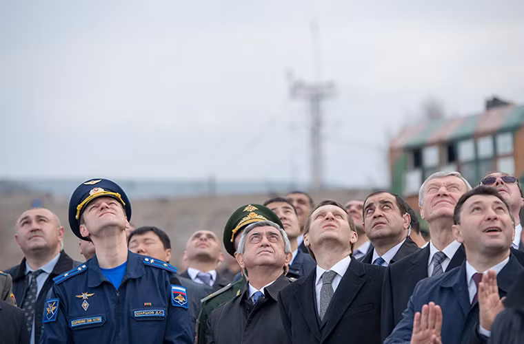 Phi đội MiG-29 của Nga cũng đã có màn trình diễn trên không ngay sau khi được điều đến Yerevan trước khi chứng kiến của Tổng thống Armenia Serzh Sargsyan và các quan chức cấp cao thuộc bộ quốc phòng của nước này.