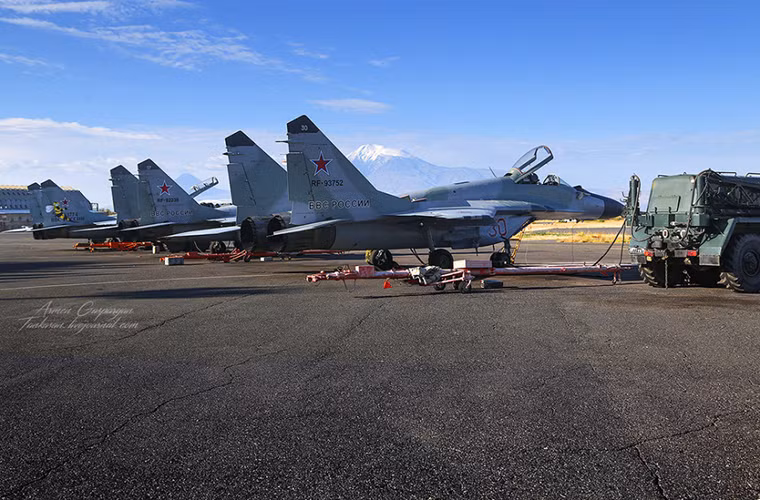 Trước đó vào đầu năm nay, Nga cũng đã từng cáo buộc máy bay chiến đấu Thổ Nhĩ Kỳ xâm phạm không phận của Armenia và hành động trên có thể dẫn tới một lời tuyến chiến đối với CSTO. Viện lý do này Moscow đã triển khai thêm các trang thiết bị quân sự lẫn chiến đấu cơ đến Armenia.