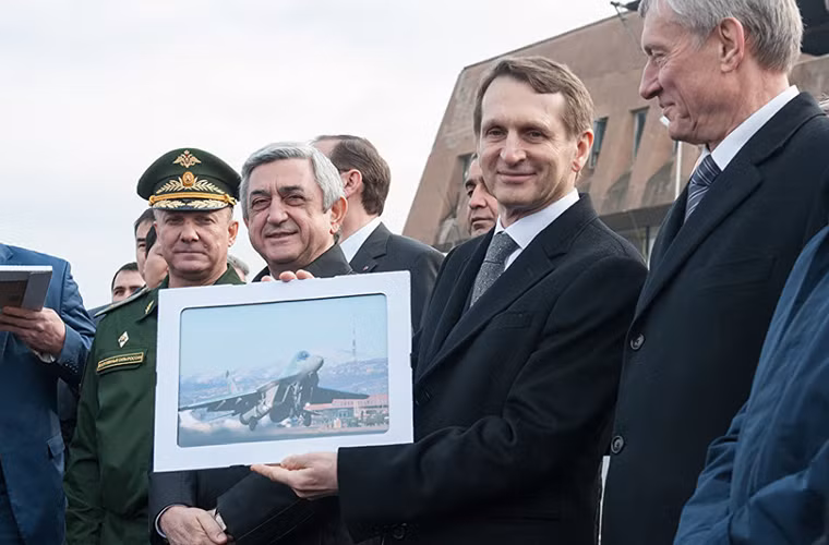 Trong ảnh là Tổng thống Serzh Sargsyan cũng các tướng lĩnh và quan chức ngoại giao cấp cao Armenia – Nga trong buổi lễ đón phi đội MiG-29 mới của Không quân Nga đến Yerevan.