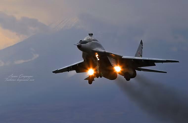 Mối quan hệ giữa Moscow và Ankara đang xấu đi nhanh chóng từ cuối năm ngoái, sau khi Thổ Nhĩ Kỳ bắn hạ một chiếc Su-24M của Không quân Nga khi nó đang thực hiện nhiệm vụ tại Syria. Và kể từ đó cho đến nay Nga liên tục tạo sức ép về mặt quân sự đối với Thổ Nhĩ Kỳ trên hầu hết các mặt trận.