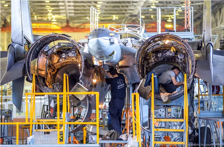 Bên cạnh thành công của cường kích Su-34, tiêm kích Su-35 vẫn đang thể hiện vai trò của mình trên thị trường xuất khẩu vũ khí của Nga với hàng loạt hợp đồng mới được ký kết trị giá nhiều tỷ USD.