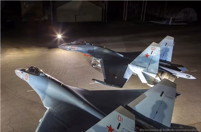 Và để đẩy mạnh tiến trình xuất khẩu Su-35 trong đầu năm nay Không quân Nga đã điều ít nhất 4 chiếc Su-35S đến tham chiến tại Syria nhưng chúng chỉ hoạt động với vai trò hạn chế. Các chuyên gia đánh giá việc Nga lần lượt triển khai các máy bay chiến đấu hiện đại nhất của mình đến Syria như Su-34, Su-30SM và Su-35S ít nhiều mang tính chào hàng các chiến đấu cơ này trên thị trường vũ khí thế giới.