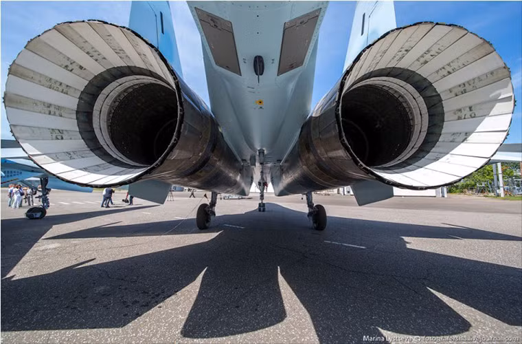 Một thế mạnh nữa của Su-35 là việc nó được trang bị hệ thống động cơ đẩy phản lực vectơ siêu cơ động Saturn 117S (AL-41F1S) tiên tiến nhất của Nga hiện nay với tốc độ bay tối đa là 2.390km/h gấp 2.2 lần vận tốc âm thanh.