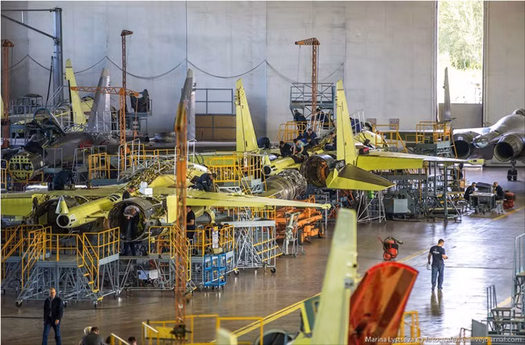 Ta có thể dễ dàng nhận thấy hàng dài những chiếc Su-35 đang chờ được lắp ráp tại Komsomolsk-on-Amur.