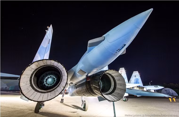 Ngoài hợp đồng xuất khẩu Su-35 duy nhất được ký kết với Trung Quốc hiện nay, Nga còn hàng loạt các hợp đồng xuất khẩu tiềm năng khác dành cho dòng tiêm kích đa năng này đến từ nhiều quốc gia khác nhau như Indonesia, Ấn Độ, Algeria, Việt Nam và cả Triều Tiên.