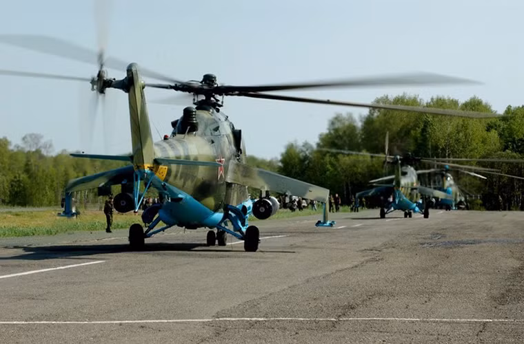 Dàn trực thăng tấn công Mi-24 chuẩn bị cất cánh từ một làn đường cao tốc ở Khabarovsk.