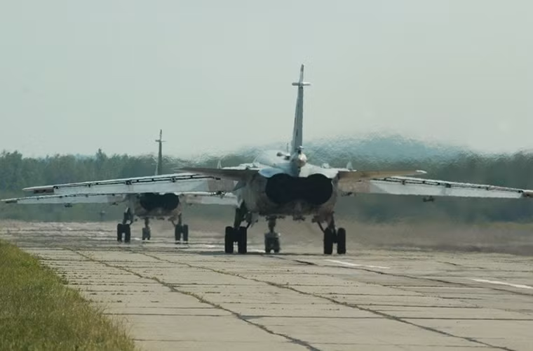 Những chiếc Su-24M trở về lại căn cứ sau khi kết thúc buổi tập trận đầu tiên.