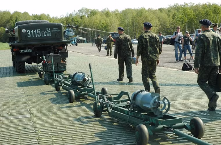 Đi theo sau chúng là các đơn vị hổ trợ hậu cần mặt đất cung cấp nhiên liệu, đạn dược và hổ trợ kỹ thuật.