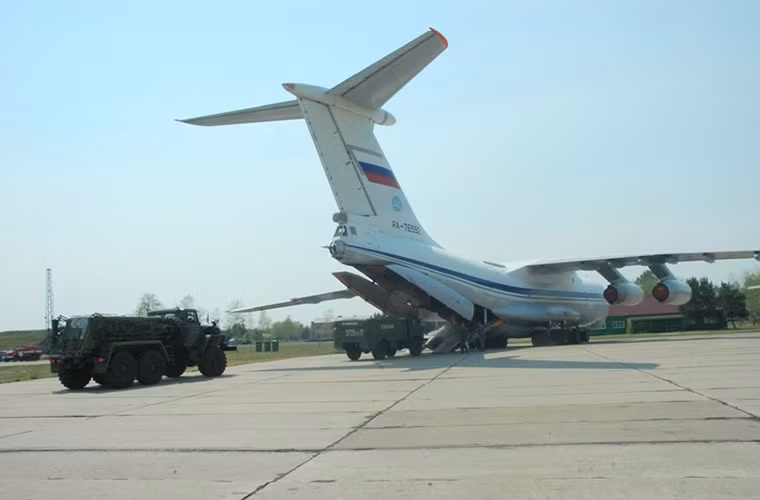 Nhằm tăng tính cơ động một số đơn vị hậu cần của Không quân Nga cũng được di chuyển bằng các máy bay vận tải quân sự chiến lược IL-76.