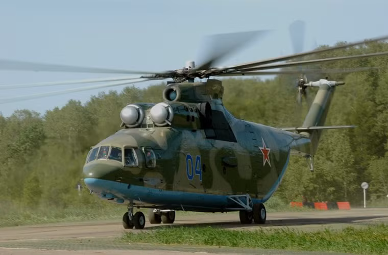 Căn cứ không quân của Nga ở các thành phố Khabarovsk và Ussuriysk bị tên lửa và bom của đối phương phá hủy hoàn toàn, do đó đường cao tốc ở cả hai thành phố này đều được biến thành đường băng cho máy bay chiến đấu. Trong ảnh là một chiếc máy bay trực thăng vận tải hạng nặng Mi-26 tham gia đợt tập trận vào năm 2007.