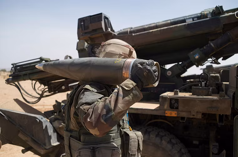 Pháo tự hành bánh lốp Caesar được xem là xương sống của lực lượng pháo binh Pháp, nó được công ty quốc phòng Nexter phát triển từ đầu những năm 1990 theo đơn đặt hàng của Quân đội Pháp.