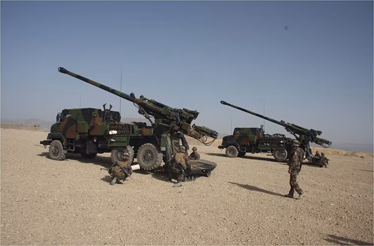 Trước Iraq, Quân đội Pháp từng triển khai Caesar đến tham chiến tại Afghanistan và sau đó là Mali. Việc Pháp triển khai các đơn vị pháo binh đầu tiên tại Iraq đã cho thấy sự thay đổi chính sách của Paris trong cuộc chiến chống lại IS, khi Pháp là quốc gia Châu Âu hứng chịu nhiều nhất các đợt tấn công khủng bố của IS.