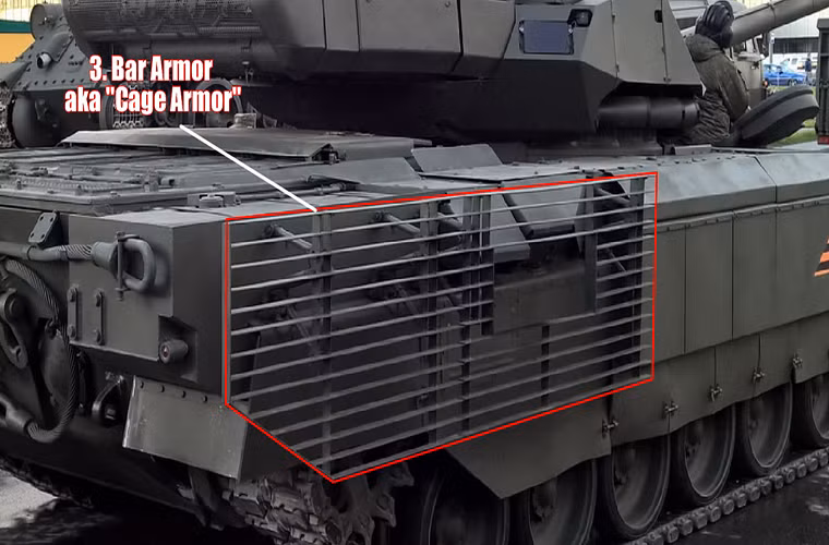 Hệ thống động cơ trên T-14 còn được bảo vệ thêm bởi một lớp giáp lồng chủ yếu chống lại các loại đạn chống rang RPG.