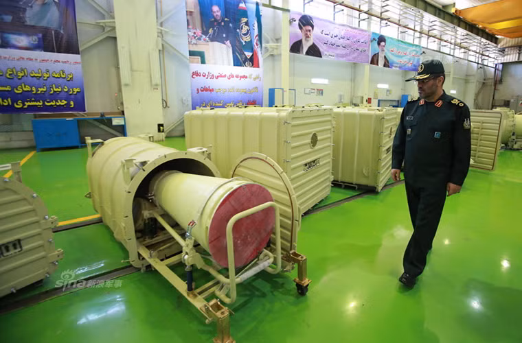 Hình ảnh Chuẩn tướng Hossein Dehqan thị sát một vòng quanh dây chuyền lắp ráp Fatah-313. Trong ảnh là một đầu đạn của Fatah-313 được đặt trong một khối bảo quản có hình dáng khá lạ.