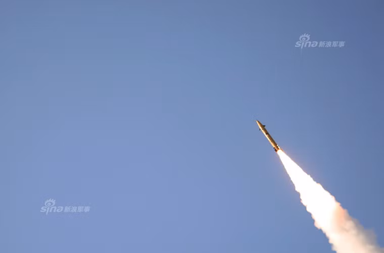 Hiện tại Iran là một trong những quốc gia sở hữu kho tên lửa đồ sộ nhất Trung Đông cùng với đó là nền công nghiệp quốc phòng khá mạnh bất chấp gần một thập kỷ cấm vận của Phương Tây. Và sau khi được cởi trói khỏi lệnh cấm vận này trong năm nay Tehran đã ngay lập tức đẩy nhanh tốc độ hiện đại hóa quân đội của mình bằng các hợp đồng vũ khí khủng từ Nga.