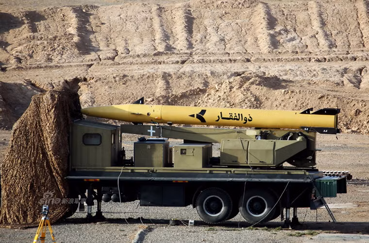 Trong ảnh là một tên lửa Fatah-313 trên bệ phóng di động tại một trung tâm thử nghiệm.