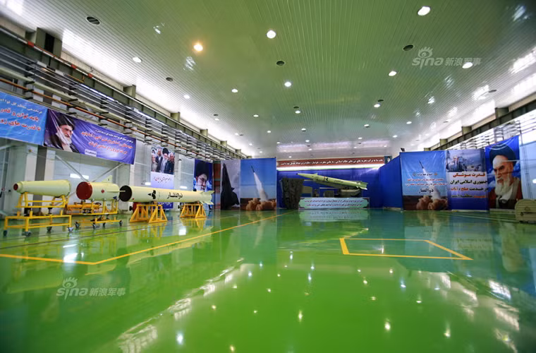 Dù mang tiếng là dây chuyền lắp ráp nhưng bên trong nhà xưởng này hầu như không được trang bị gì nhiều.