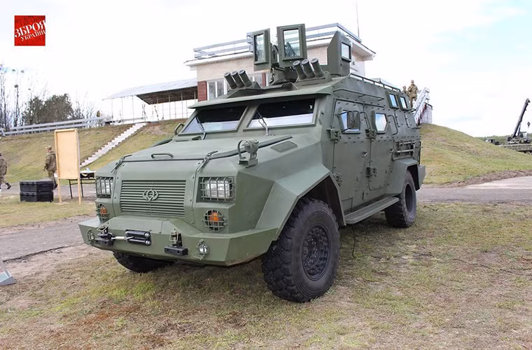 Xe bọc thép chở quân BARS-8 4x4 tiên tiến do Ukroboronprom phát triển.