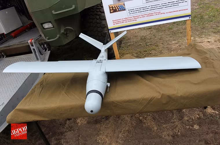 Dù tuyên bố sở hữu công nghệ chế tạo phương tiện bay không người lái vượt trội nhưng trên thực thế nhiều mẫu UAV của Ukroboronprom khá giống các mẫu UAV của Israel. Đơn cử như mẫu UAV trinh sát hạng nhẹ này nó giống tới hai mẫu UAV khác của Israel là Skylite B và BlueBird.