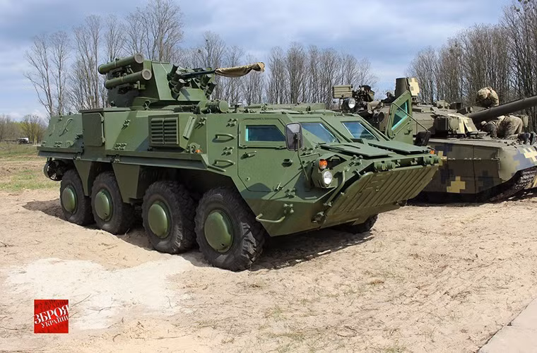 Bên cạnh BMP-2 là xe bọc thép chở quân BTR-4MV - dòng xe bọc thép xuất khẩu chủ lực của Ukroboronprom, nó cũng được trang bị một tháp pháo tự động điều khiển từ xa 30mm.