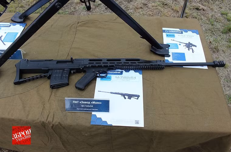 Trong ảnh là một mẫu súng bắn tỉa sử dụng đạn 7.62mm dạng bullpup của Ukroboronprom. Tuy nhiên nó lại có thiết kế khá giống những khẩu Dragunov SVU của Nga hay súng trường bắn tỉa Dragunov SVD của Liên Xô.