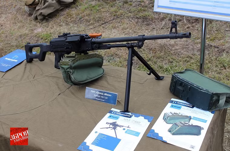 Dù Ukroboronprom có đổi tên các dòng súng bộ binh mới của mình nhưng thực tế chúng vẫn mang thiết kế của các dòng súng bộ binh do Liên Xô sản xuất trước đây. Điển hình như mẫu súng máy mang tên KM 7.62mm này nó hoàn toàn súng máy PKM của Liên Xô.